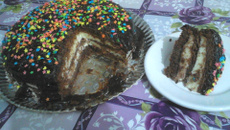 Bolo de chocolate com recheio branco