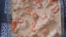 Peixe ao molho de queijo com camarões