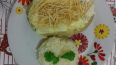 Batata recheada de frango cremoso