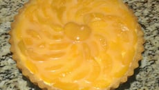 Torta de biscoito triturado com pêssego