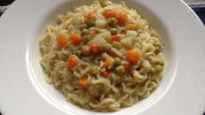 Macarronada de legumes ao molho de uva