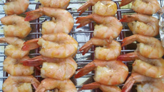 Espetos de camarão na brasa