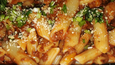 Macarrão à bolonhesa com queijo