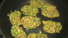 Bolinhos de quinua, trigo e brócolis