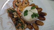 Filé de aruanã com bananas da terra e camarão