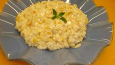 Risoto de damasco com amêndoas e queijo.