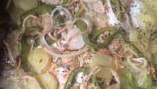 Salmão com batatas, cebola e pimentão