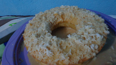 Bolo de coco com calda de caramelo