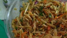 Salada de frango com macarrão