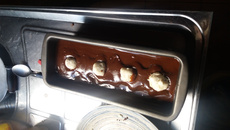 Torta de bolacha de chocolate com recheio branco