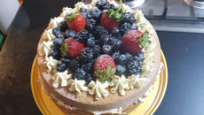 Naked cake de frutas vermelhas