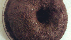 Bolo crocante de ovomaltine e recheio de beijinho