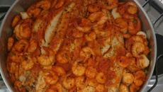 Anchova ao molho de camarão, palmito e alcaparras