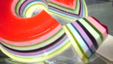 Gelatina colorida em camadas