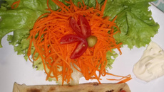 Panqueca com molho 4 queijos e iscas de picanha