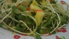 Salada de papaia e brotos de girassol