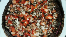 Bolo de chocolate com morango da Paloma