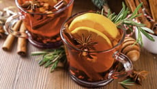 Quentão tradicional com cachaça, gengibre e toque cítrico de laranja