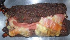 Rocambole de carne recheado