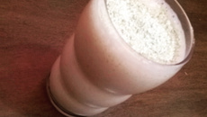 Vitamina de banana e morango light