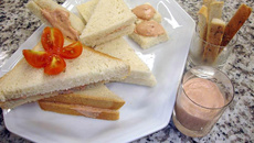 Patê de salsicha em lata