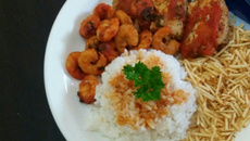 Peixe ao molho de tomate e camarão