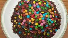 Panetone recheado com cobertura de chocolate e confetes