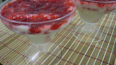 Creme de iogurte com calda de morango