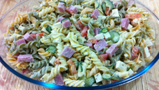 Salada de macarrão colorida