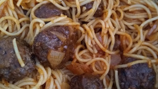 Macarronada com almôndegas