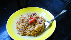 Espaguete com carne seca e tomate ao molho bechamel