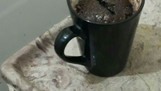 Bolo de caneca com cobertura de chocolate