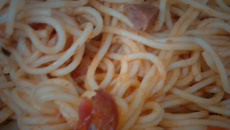 Macarrão com molho de tomate e calabresa