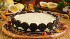 Torta de mousse de maracujá com biscoito oreo
