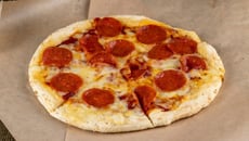 Pizza na airfryer individual com massa caseira prática e rápida com fermento químico