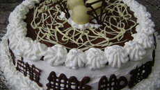 Bolo mousse de chocolate preto e branco com bombom