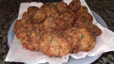 Bolinho de arroz com carne moída