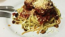 Macarrão aromático com almondegas de carne com aveia