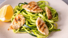 Macarrão de abobrinha com frango.