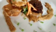 Medalhão de músculo com batatas