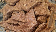 Pé de moleque com leite condensado