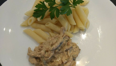 Bife ao molho de nata e queijo