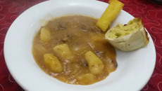 Ensopado de carne com mandioca na pressão