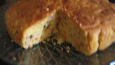 Bolo de cenoura com frutos secos