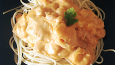 Camarão ao molho gorgonzola com spaghetti