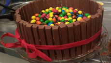 Bolo de Kit Kat com M&M'S e Nutella