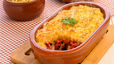 Escondidinho de aipim com mussarela e queijo parmesão