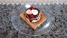 Pão integral com creme de Nutella e banana