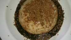 Manjar todo saboroso com calda de chocolate