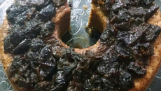 Bolo de banana com aveia e calda de ameixas